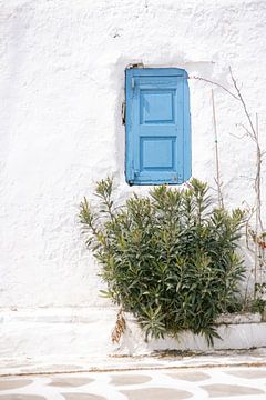 Eté en Grèce | Maison blanche fenêtre bleue | Photo de voyage sur HelloHappylife