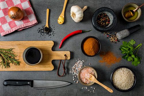 Nature morte avec des épices et des herbes sur Thomas van Galen