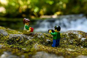 Lego-Marionette in Naturlandschaft