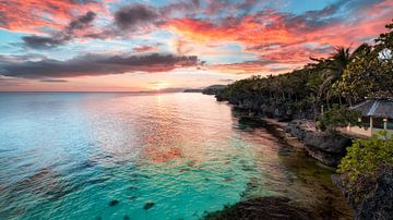 Sonnenuntergang auf der Insel Bohol in Philippinen mit türkisem Wasser und rotem Himmel