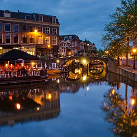 Centre of Dutch town Leiden after dusk by Remco Swiers