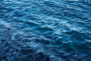 Donkerblauw zeewater en zachte golven 2 van Adriana Mueller