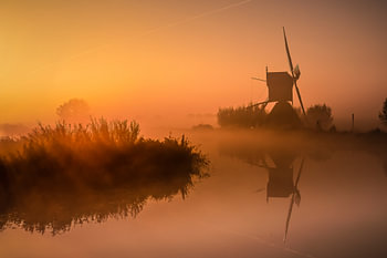 Mühle beim Aufwachen im Nebel und Sonnenaufgang