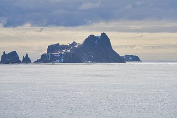 île rocheuse isolée dans les îles Shetland du Sud, péninsule antarctique