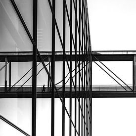 Duitsland, Berlijn, man loopt over de loopbrug tussen het Paul Löbe Haus en het Marie Elisabeth Lüders Haus, zijn reflectie wordt weerspiegels in de ruiten van het gebouw van Anke de Groot