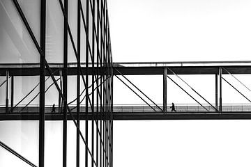 Deutschland, Berlin: Ein Mann geht über die Fußgängerbrücke zwischen dem Paul-Löbe-Haus und dem Marie-Elisabeth-Lüders-Haus; sein Spiegelbild spiegelt sich in den Fenstern des Gebäudes wider von Anke de Groot