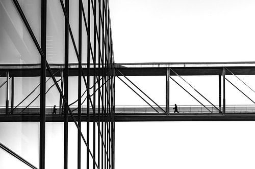 Duitsland, Berlijn, man loopt over de loopbrug tussen het Paul Löbe Haus en het Marie Elisabeth Lüders Haus, zijn reflectie wordt weerspiegels in de ruiten van het gebouw van Anke de Groot
