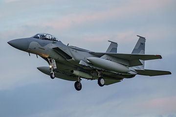 Landing Boeing F-15QA Eagle bestemd voor Qatar. van Jaap van den Berg