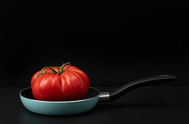 Tomate in der Pfanne von Ulrike Leone