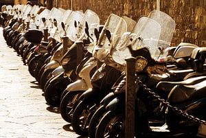 Scooters in Florence von Dennis van de Water