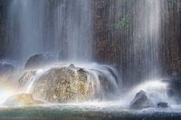 Zonlicht op een waterval