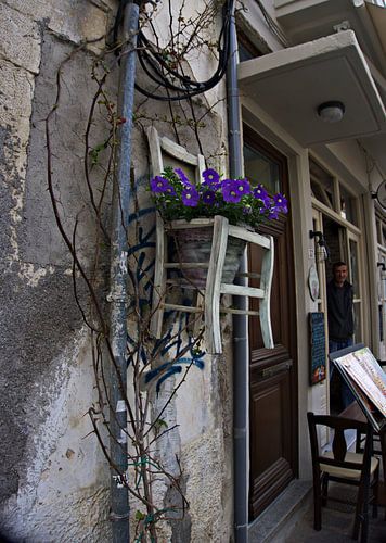 hangende stoel met bloemen