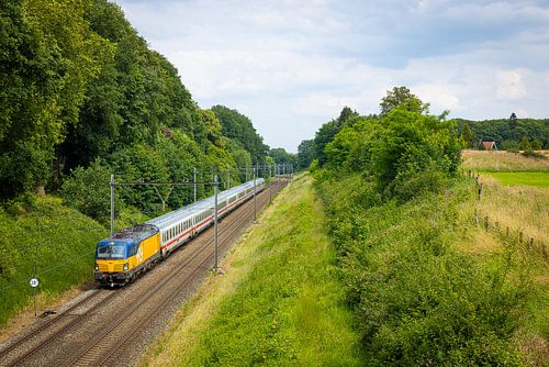 De Intercity Berlijn door de heuvels bij Oldenzaal