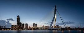 Erasmusbrücke und Rotterdam bei Nacht von Jonas Weinitschke