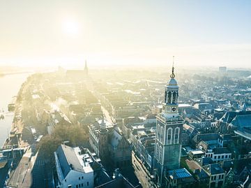 Blick auf den Sonnenaufgang in Kampen mit dem Neuen Turm am Fluss IJssel von Sjoerd van der Wal Fotografie