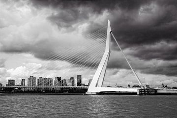 Erasmus-Brücke Rotterdam mit Wolken von Yvonne Smits