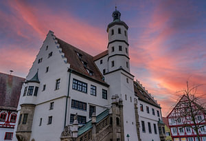 Rathaus Nördlingen bei Sonnenuntergang, Bayern Deutschland am Abend