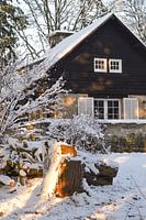Maison de vacances dans les Ardennes dans un paysage d'hiver.
