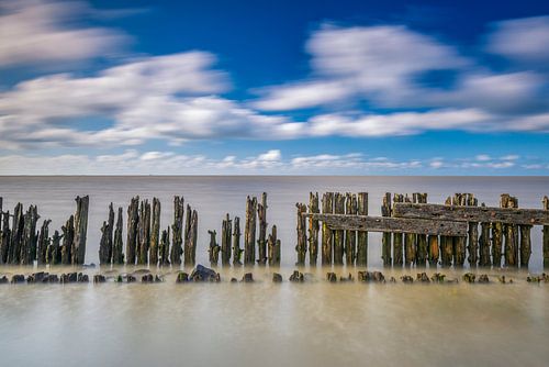 Wellenbrecher im Wattenmeer