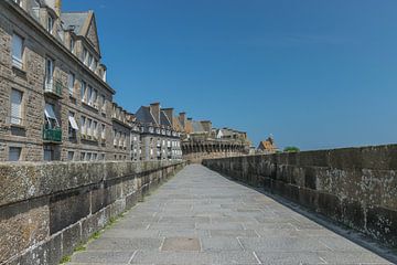 Au sommet du mur à Saint Malo, France