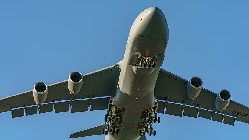 Landing Lockheed C-5M Super Galaxy. by Jaap van den Berg