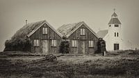 18de eeuws boerderijtje met kerk in Glaumbaer, IJsland. van Wim van Gerven thumbnail