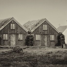 18de eeuws boerderijtje met kerk in Glaumbaer, IJsland. van Wim van Gerven