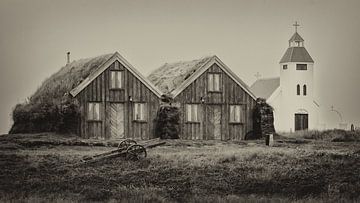 Bauernhaus aus dem 18. Jahrhundert mit Kirche in Glaumbaer, Island. von Wim van Gerven