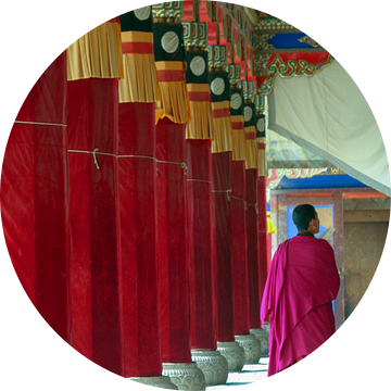 Monnik in rode pilaren galerij, Xiahe China van Simone Zomerdijk