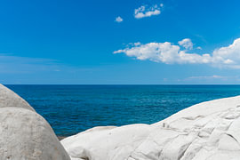 Weiße Felsen und blaues Meer auf Sizilien von Jeroen Berendse