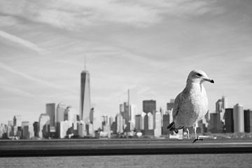 New York Skyline Manhattan met Meeuw by Maurice Gort