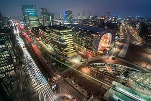 Rotterdam avec le Market Hall en soirée sur Martijn Kort