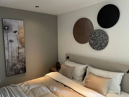 Paysage en style mixte avec des accents dorés