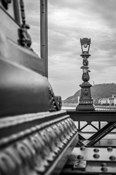 Die Laternen der Kettenbrücke in Budapest von Roland Brack