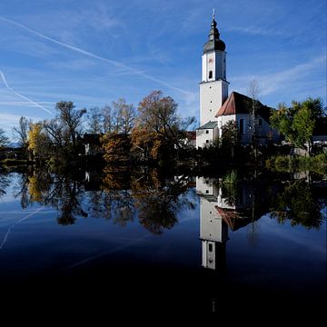 Kirche und Spiegelung von Ken Kühlbrandt