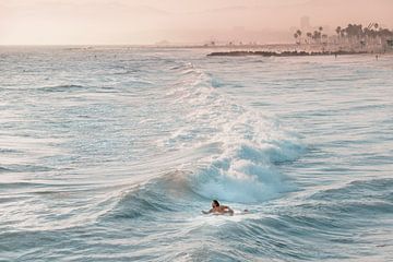De surfer, Venice beach Los Angelos van Ronald Tilleman