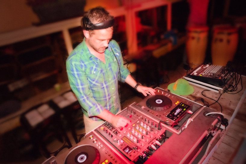 DJ Nilz tijdens het Aardbijna dancefeest van Kaap Hoorn Gallery