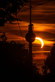 Sonnenfinsternis 2026 Fernsehturm Berlin Nahaufnahme Silhouette von Salke Hartung