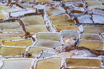 Zoutpannen bij Maras in de heilige vallei, Peru van Rietje Bulthuis