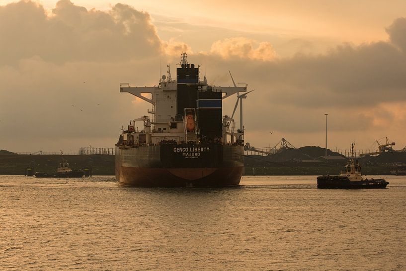 Sleepboten en schepen in de haven van scheepskijkerhavenfotografie
