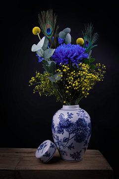 Modern stilleven boeket bloemen in Delfts blauw vaas