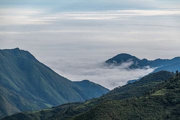 Wolkenvelden vanaf de Stille Oceaan in de Andes uitlopers van Ecuador von Lex van Doorn
