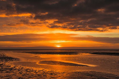Zonsondergang op het strand van Schiermonnikoog aan het eind van de dag