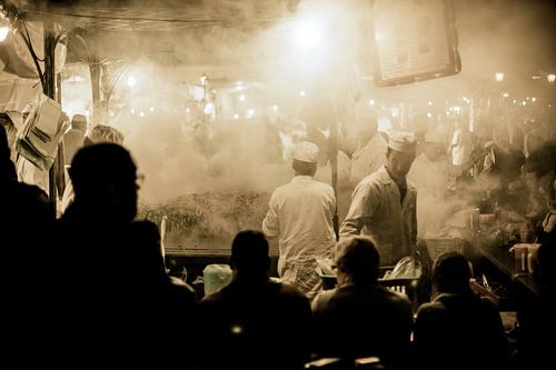 Stands de nourriture sur la place Djemaa el Fna à Marrakech au Maroc. Vous pouvez manger le soir ent
