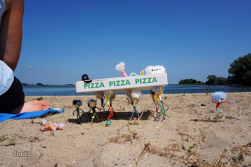 Fubby klaut eine Pizza am Strand. von Sailographic Paula