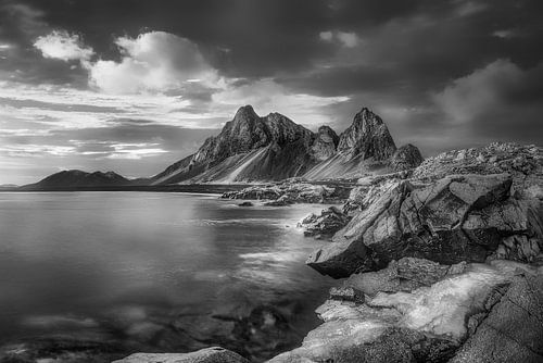 Landschap aan de kust van IJsland in zwart-wit.