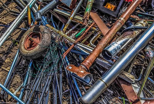 Milieuvervuiling veroorzaakt door gedumpt afval langs een weg