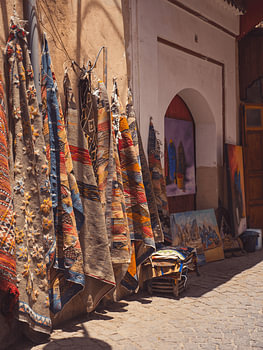 Textiel en tapijten in de souk in Marrakesh, Marokko