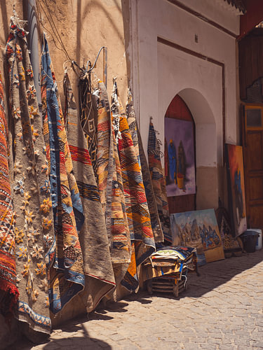 Textilien und Teppiche im Souk von Marrakesch, Marokko
