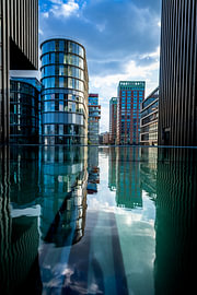 Eindrucksvolle Spiegelung moderner Architektur im Medienhafen Düsseldorf